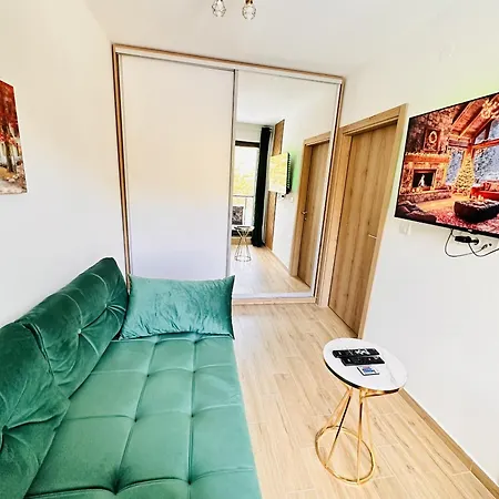 Lexi Hills Divcibare