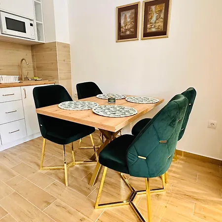 Lexi Hills * Divcibare