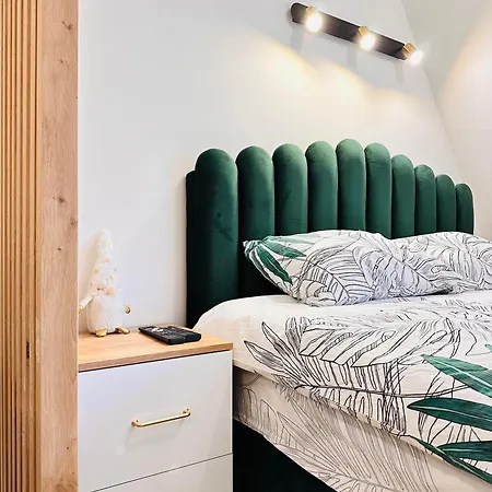 Lexi Hills * Divcibare